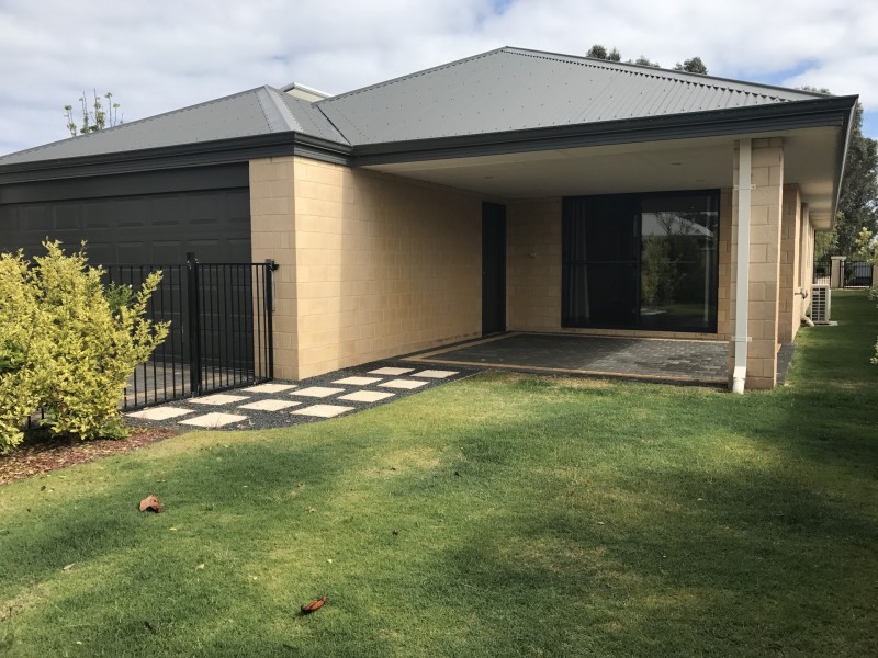 12 Seguret Parkway, Yalyalup WA 6280