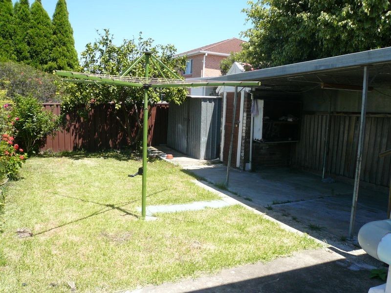 14 Canarys Road, Roselands NSW 2196