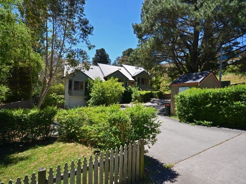 8 Quinns Avenue, Leura NSW 2780