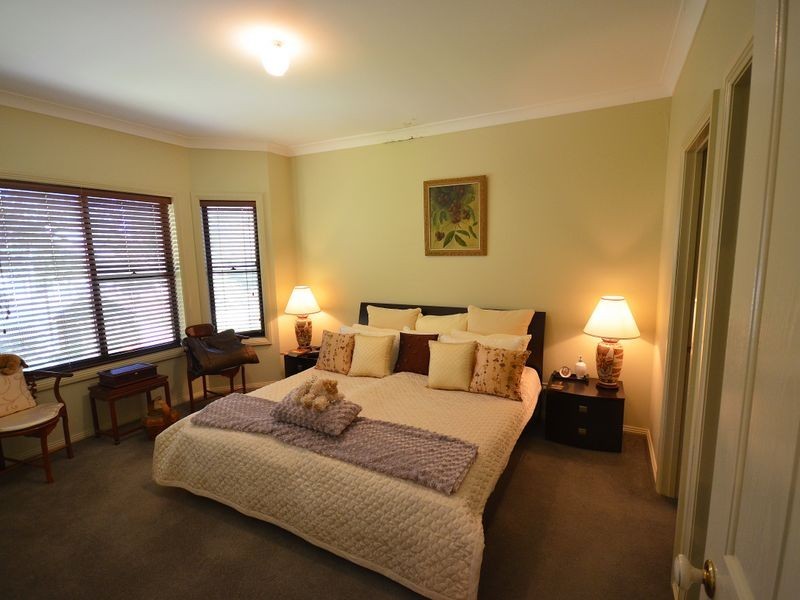 8 Quinns Avenue, Leura NSW 2780