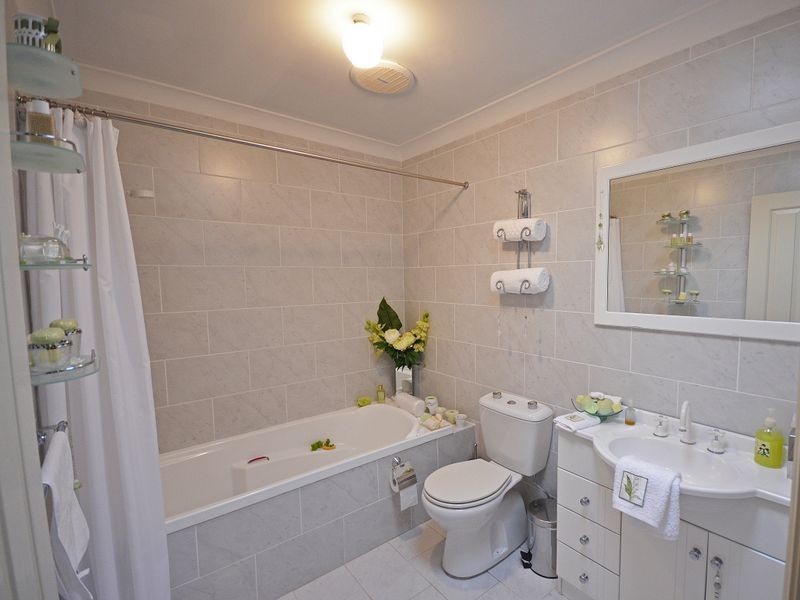 8 Quinns Avenue, Leura NSW 2780