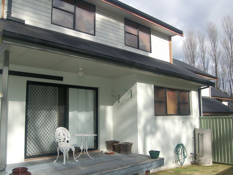 8 Quinns Avenue, Leura NSW 2780