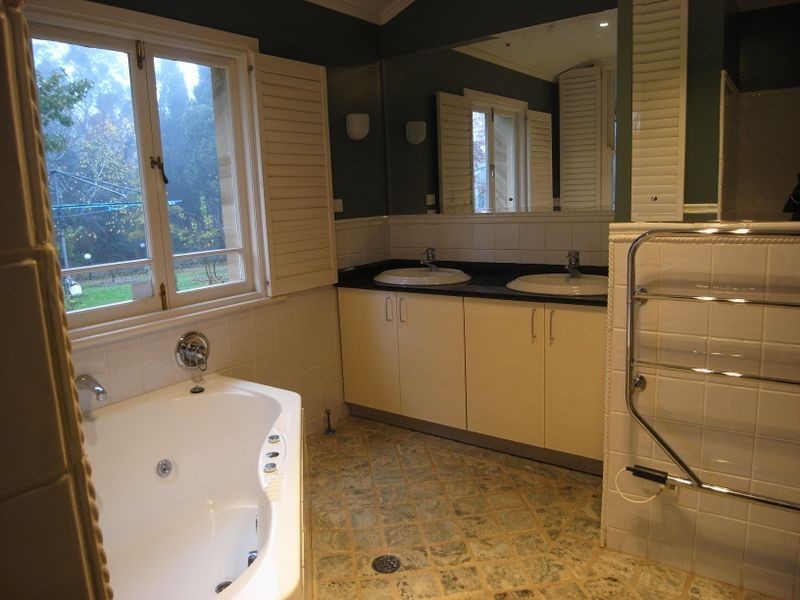 2 Fitzstubbs Ave, Wentworth Falls NSW 2782