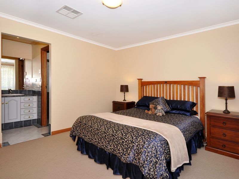 63 The Oaks Pde, Aberfoyle Park SA 5159
