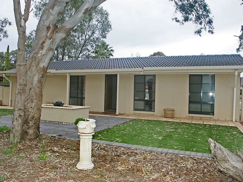 2 Pine Dr, Aberfoyle Park SA 5159