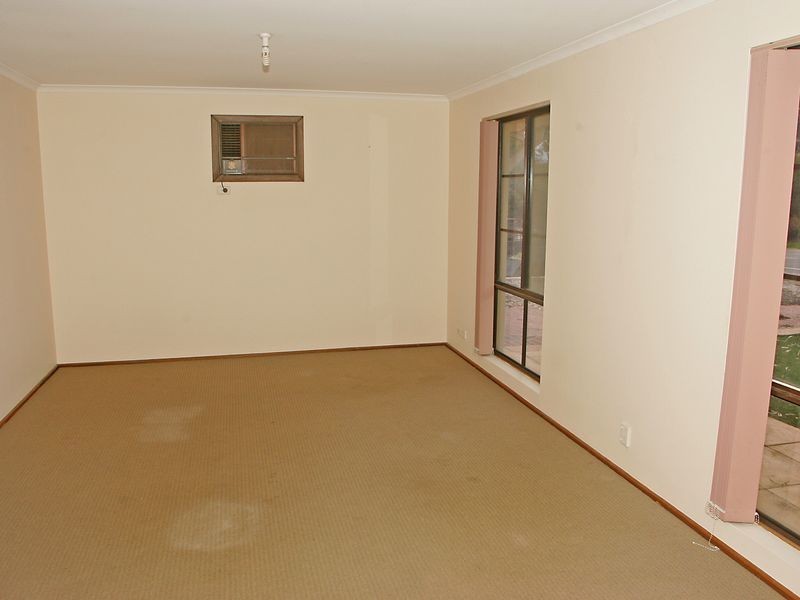 2 Pine Dr, Aberfoyle Park SA 5159