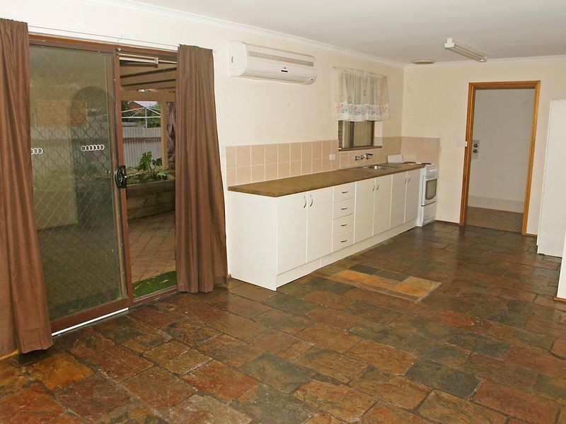 2 Pine Dr, Aberfoyle Park SA 5159