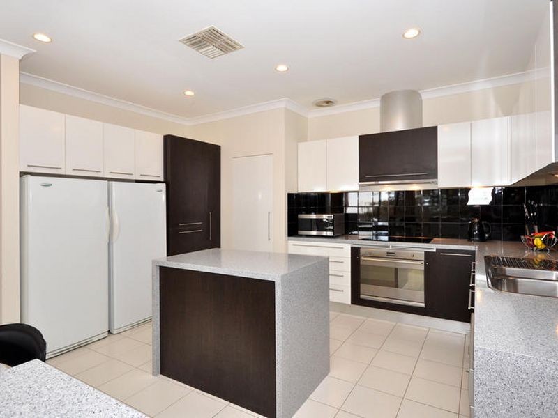 18 Shetland St, Woodcroft SA 5162