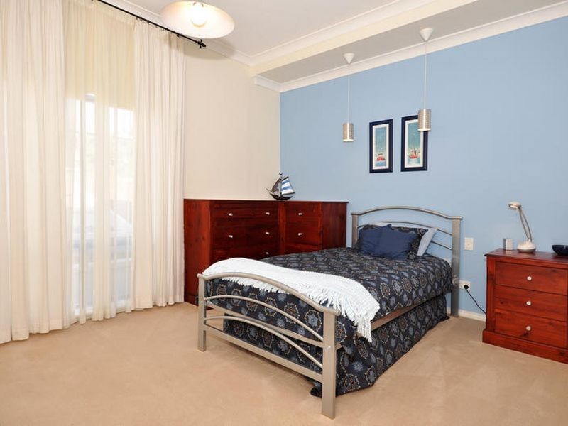 18 Shetland St, Woodcroft SA 5162