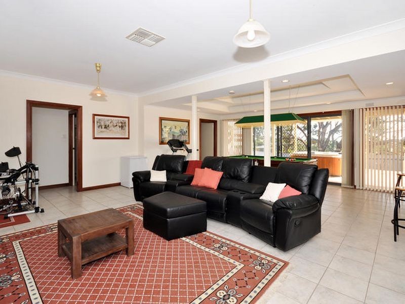 18 Shetland St, Woodcroft SA 5162