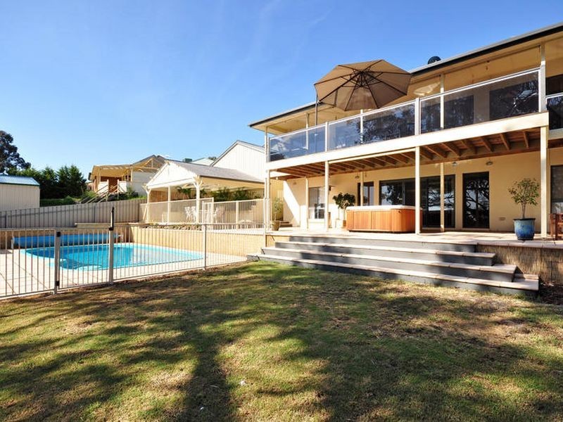 18 Shetland St, Woodcroft SA 5162