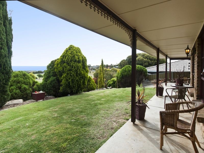 24 Coorabie Cr, Hallett Cove SA 5158