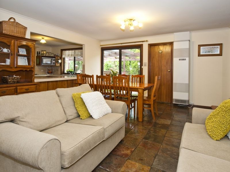 24 Coorabie Cr, Hallett Cove SA 5158