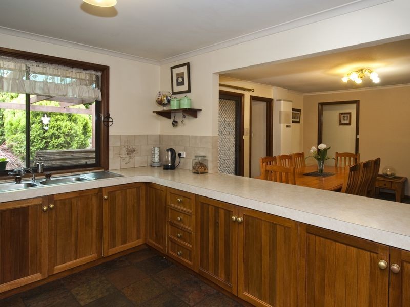 24 Coorabie Cr, Hallett Cove SA 5158