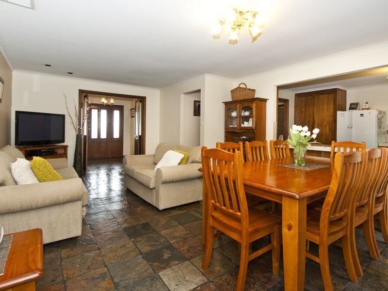 24 Coorabie Cr, Hallett Cove SA 5158