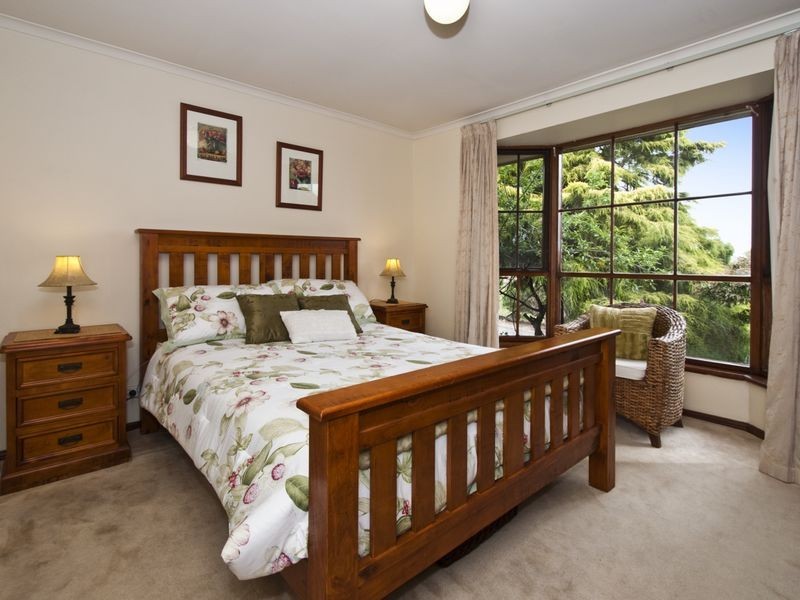 24 Coorabie Cr, Hallett Cove SA 5158