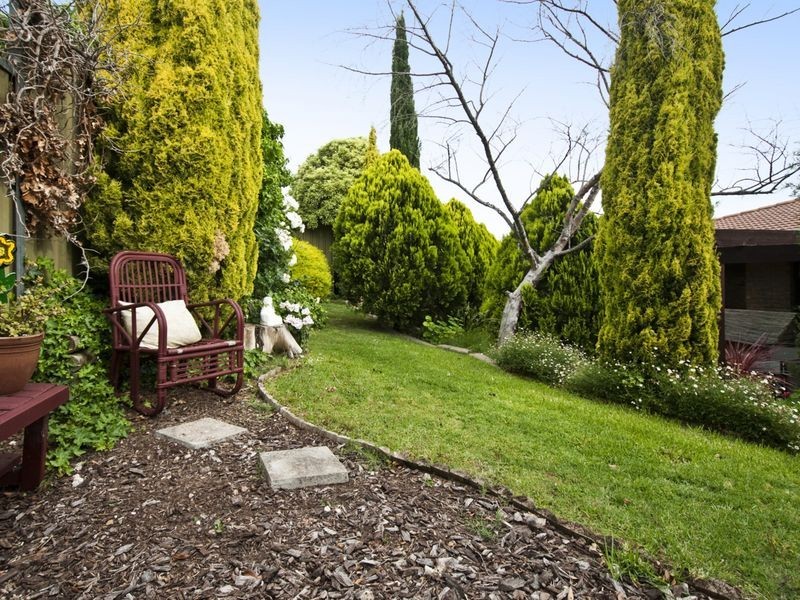24 Coorabie Cr, Hallett Cove SA 5158