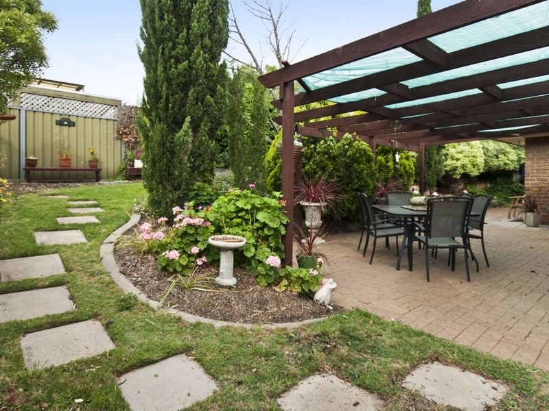 24 Coorabie Cr, Hallett Cove SA 5158