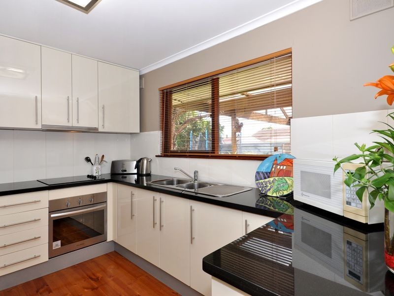 2 Kingston Ave, Happy Valley SA 5159