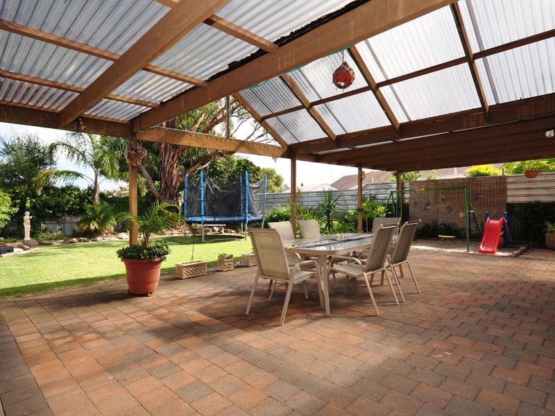 2 Kingston Ave, Happy Valley SA 5159