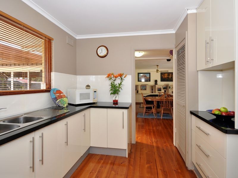 2 Kingston Ave, Happy Valley SA 5159