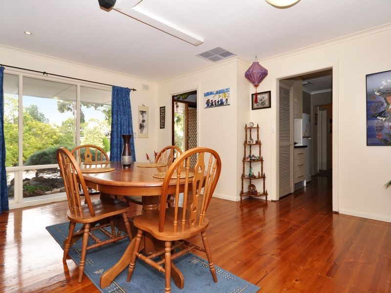 2 Kingston Ave, Happy Valley SA 5159