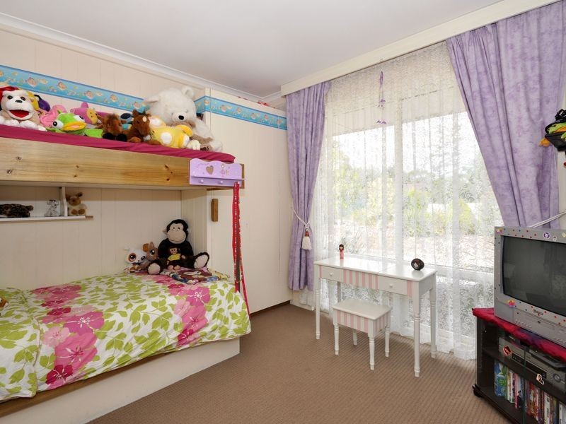 2 Kingston Ave, Happy Valley SA 5159