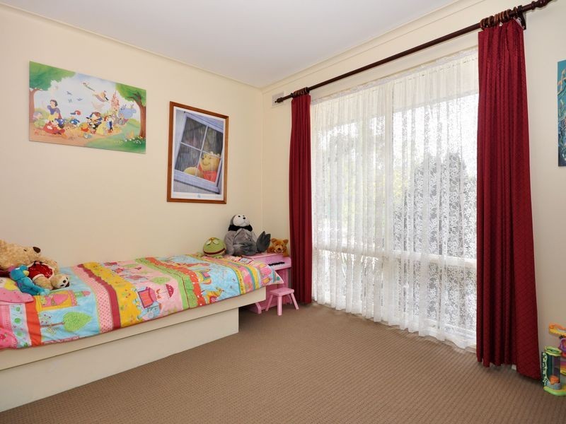 2 Kingston Ave, Happy Valley SA 5159