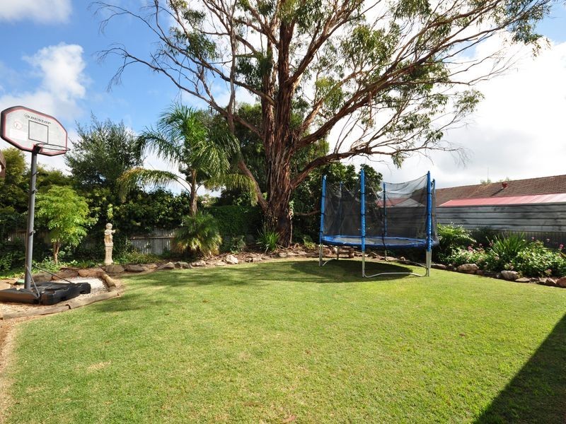 2 Kingston Ave, Happy Valley SA 5159