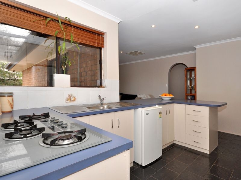 33 Outlook Drive, Aberfoyle Park SA 5159