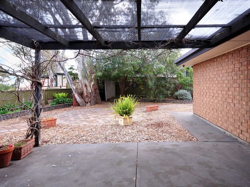 33 Outlook Drive, Aberfoyle Park SA 5159