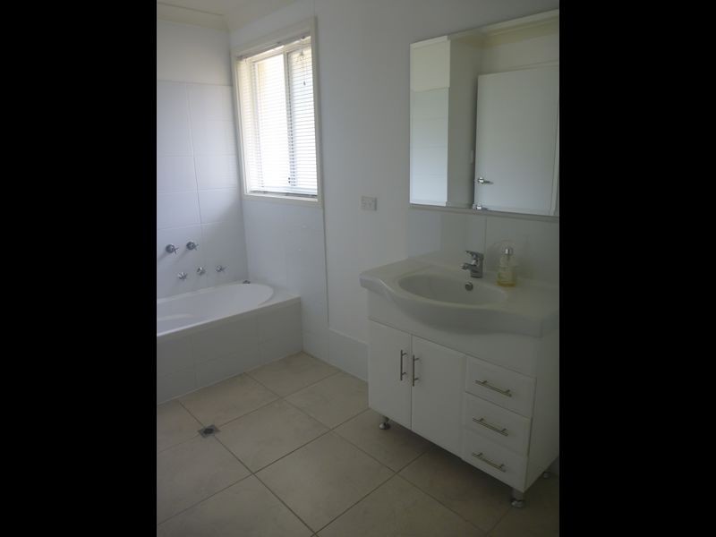 10 Roxanne Ave, Aberfoyle Park SA 5159