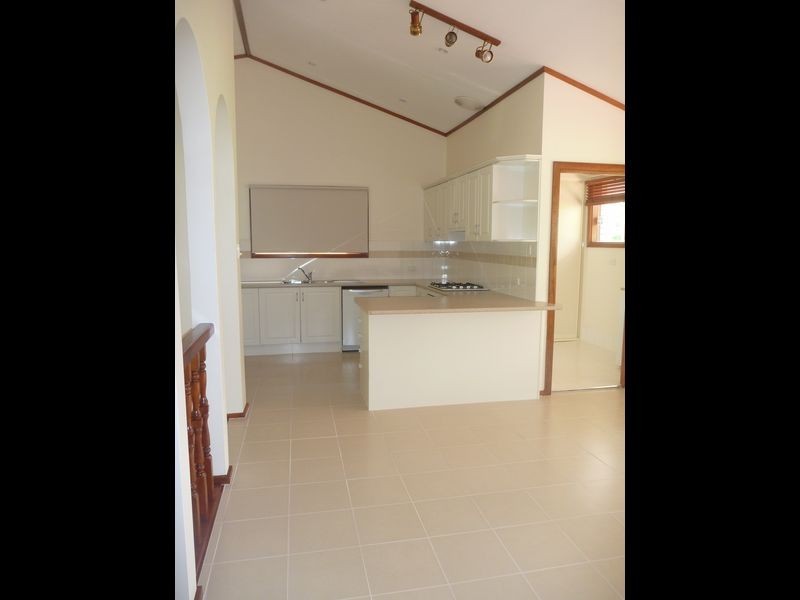 18 Iona Rd, Aberfoyle Park SA 5159