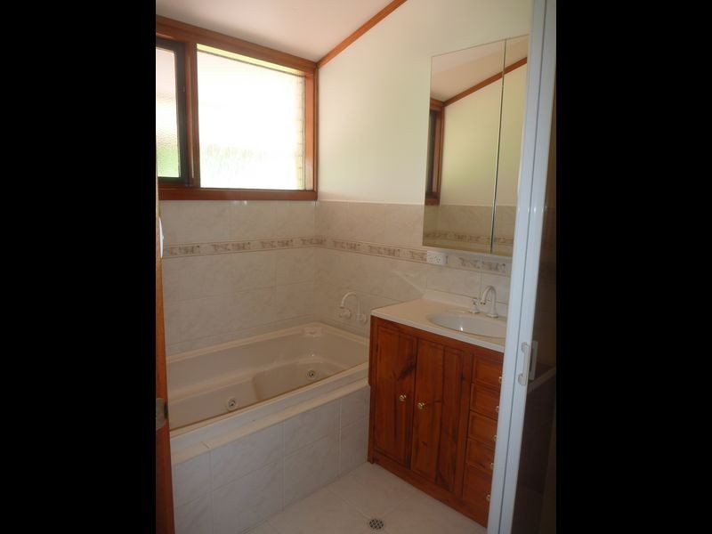 18 Iona Rd, Aberfoyle Park SA 5159