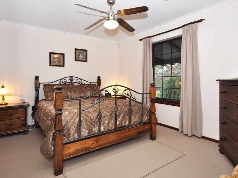 17 Alison Dr, Happy Valley SA 5159