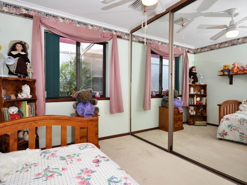 17 Alison Dr, Happy Valley SA 5159