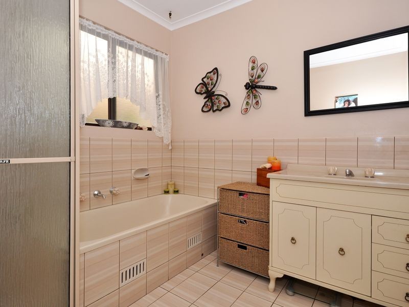 17 Alison Dr, Happy Valley SA 5159