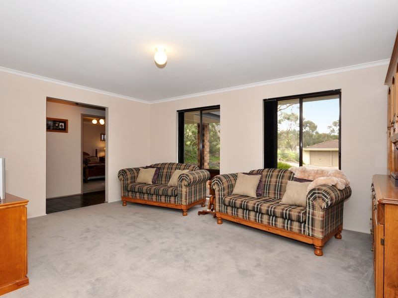 33 Outlook Drive, Aberfoyle Park SA 5159