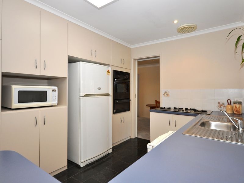 33 Outlook Drive, Aberfoyle Park SA 5159