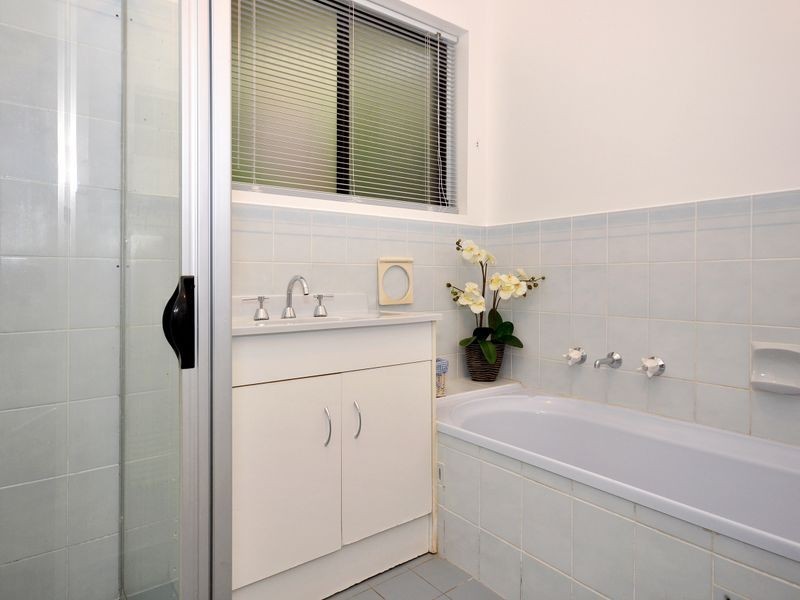 33 Outlook Drive, Aberfoyle Park SA 5159