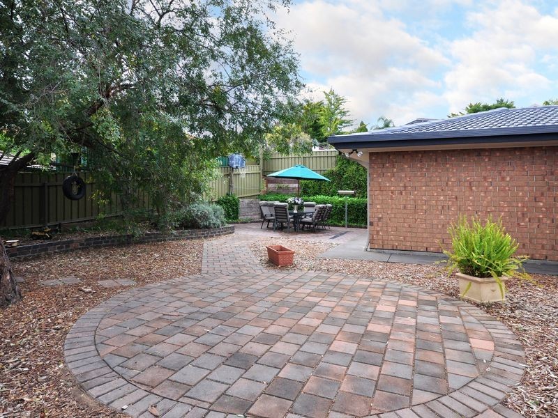 33 Outlook Drive, Aberfoyle Park SA 5159