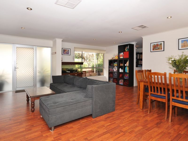 17 Homestead Dr, Aberfoyle Park SA 5159