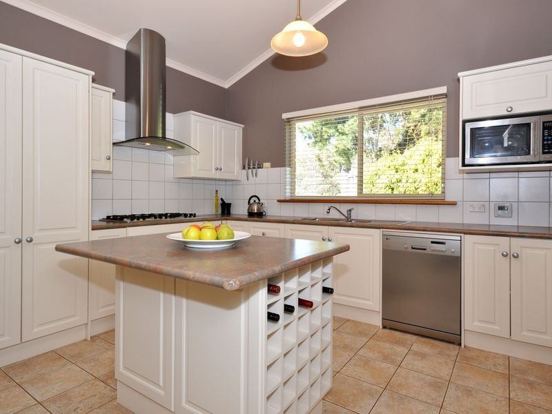 4 Blue Spruce Ct, Aberfoyle Park SA 5159