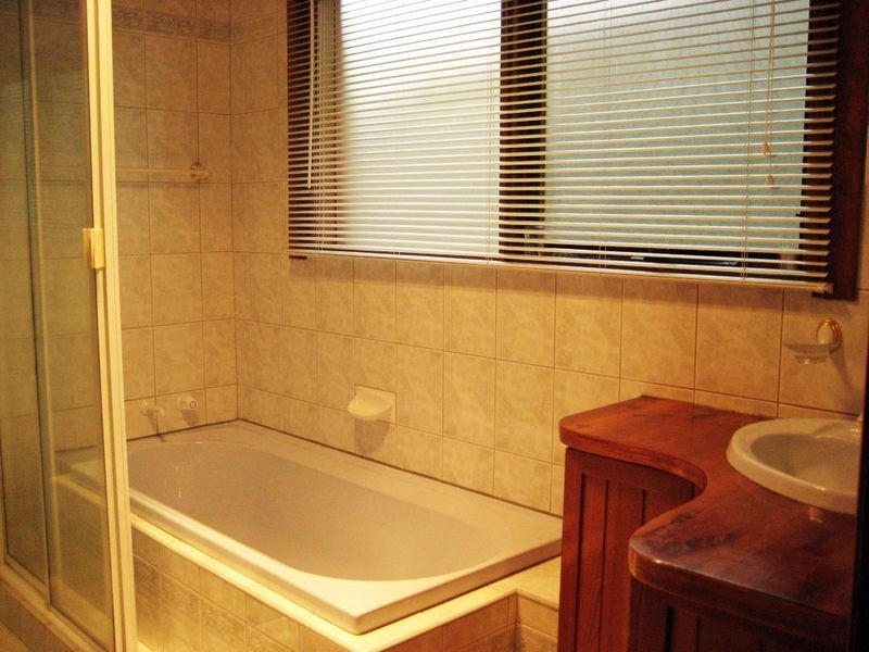 1 Larnoo St, Hallett Cove SA 5158