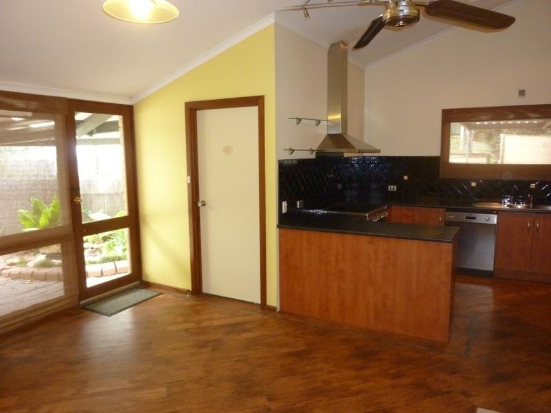 77 Sunnymeade Dr, Aberfoyle Park SA 5159