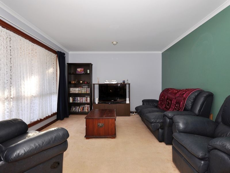 9 Kenihans Rd, Happy Valley SA 5159