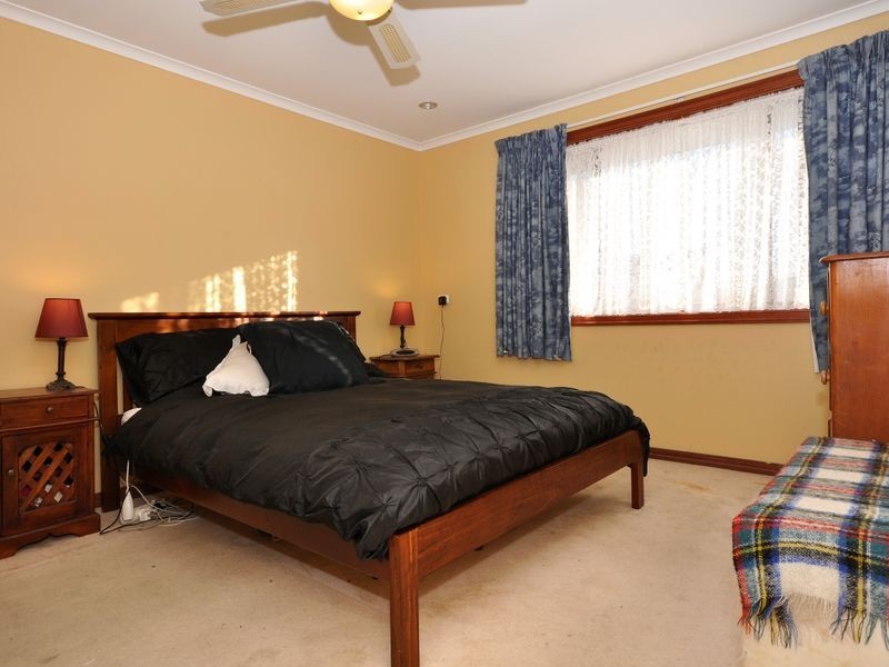 9 Kenihans Rd, Happy Valley SA 5159