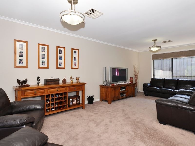 37 Greenfield Ri, Aberfoyle Park SA 5159