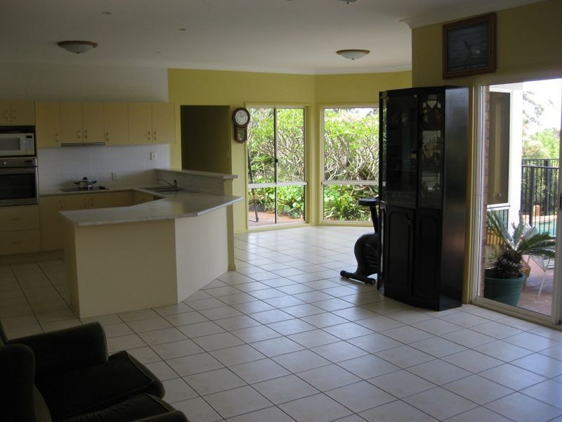 8 Westminster BVD, Elanora QLD 4221