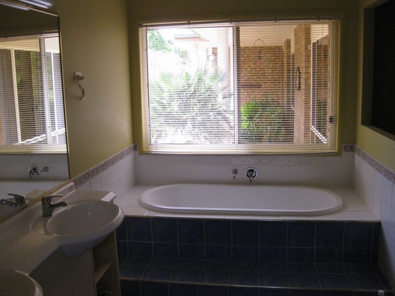 8 Westminster BVD, Elanora QLD 4221